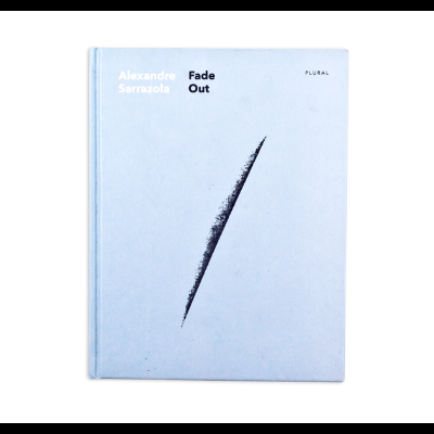 Livro azul claro com ilustração preta e texto na capa