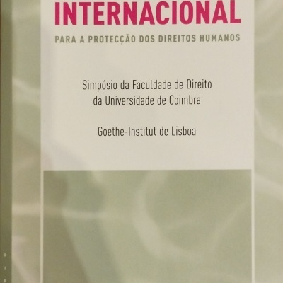 Capa branca de livro sobre direito penal internacional com texto em rosa e preto.