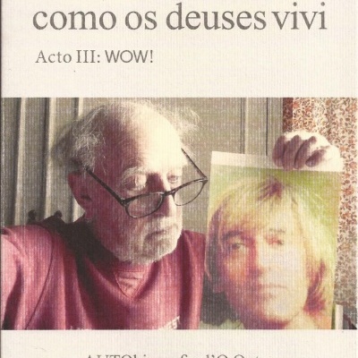 Capa de livro com homem e fotografia, texto de título e autor.