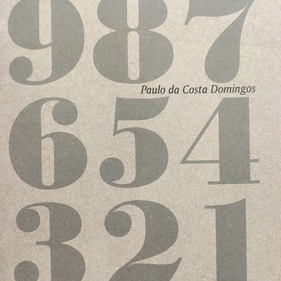 Capa com números grandes e texto Paulo da Costa Domingos