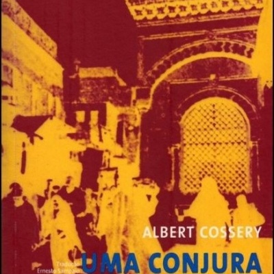 Capa de livro com título 'UMA CONJURA DE SALTIMBANCOS' e nome do autor ALBERT COSSERY