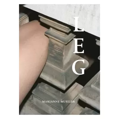 Capa de livro com braço sobre coluna de pedra cinzenta e texto LEG, MARIANNE MUELLER