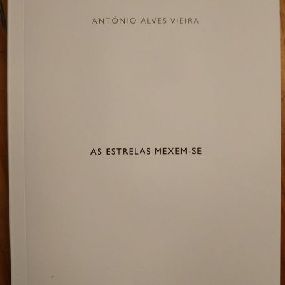 Capa de livro branca com texto em preto