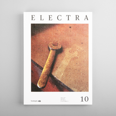 Capa de revista branca com a palavra ELECTRA, imagem de chave inglesa oxidada, número 10.