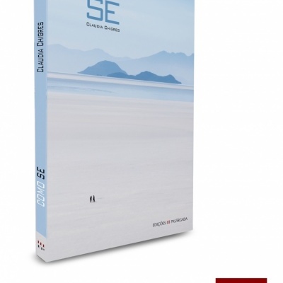 Capa de livro azul claro e branco com título COMO SE e autor CLAUDIA CHIRES