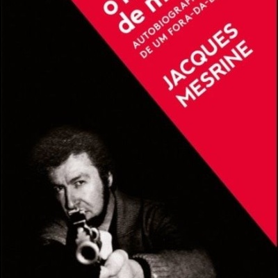 Capa de livro com fotografia a preto e branco de homem apontando arma e texto em fundo vermelho e preto.