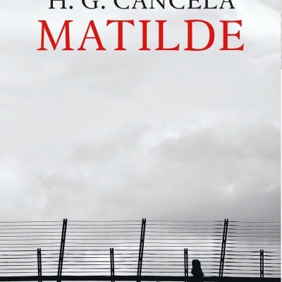 Capa de livro com título MATILDE e imagem a preto de mulher com carrinho de bebé numa ponte