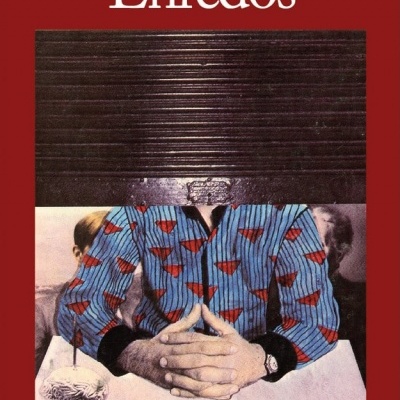 Capa do livro Enredos de Rui Nunes com fotografia parcial e fundo vermelho.