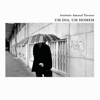 Capa de livro com homem de guarda-chuva numa rua