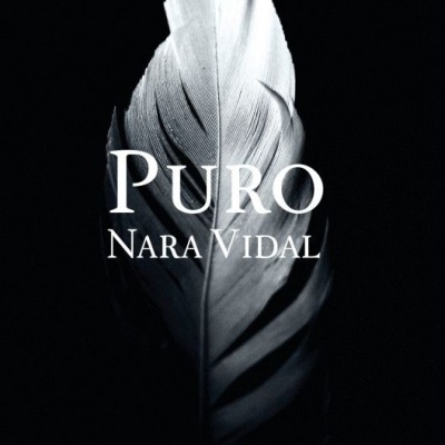 Pena branca com texto PURO NARA VIDAL sobre fundo preto