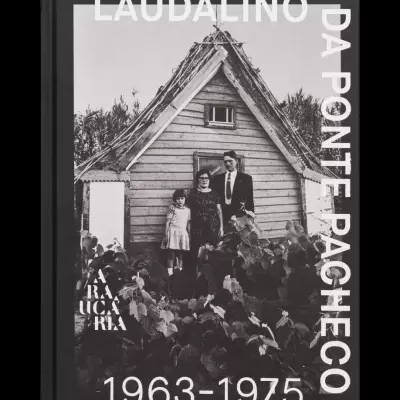 Capa de livro preto com texto branco e fotografia a preto e branco na frente
