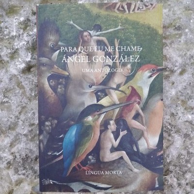 Capa de livro com ilustração de aves e figuras humanas nuas em pintura, texto do título, autor e editora.