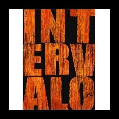 Capa de livro com letras de madeira formando a palavra INTERVALOS e nº 4