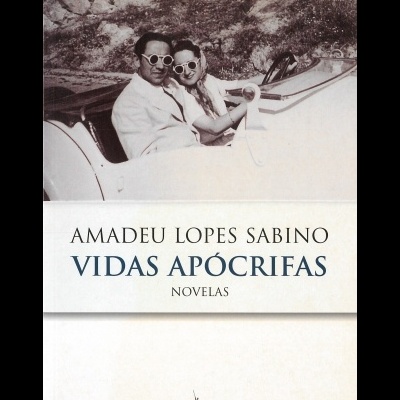 Capa do livro Vidas Apócrifas com casal num carro antigo conversível