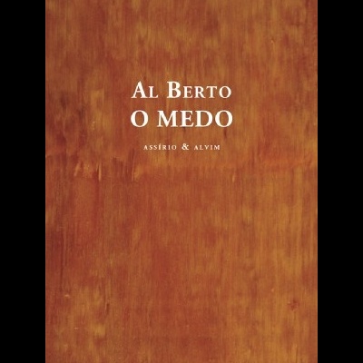 Capa de livro vermelho-terra com texto branco