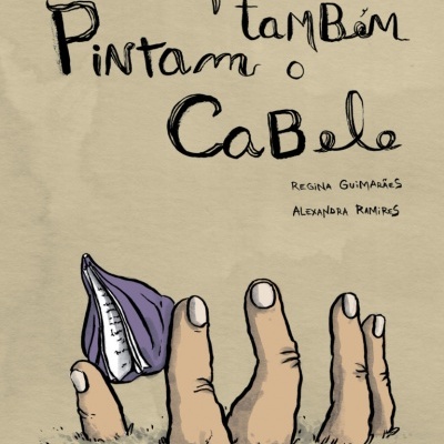 Capa de livro com título em letras pretas e dedos segurando uma folha roxa