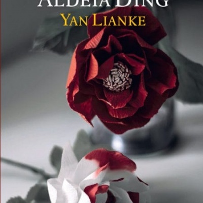 Capa de livro com flores artificiais vermelha e branca e texto do título e autor.