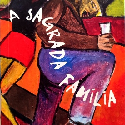 Capa de livro com figuras humanas coloridas e texto branco A SAGRADA FAMÍLIA e CARLOS MOTA DE OLIVEIRA