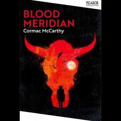 Capa de livro Blood Meridian de Cormac McCarthy com caveira vermelha de touro e figura humana