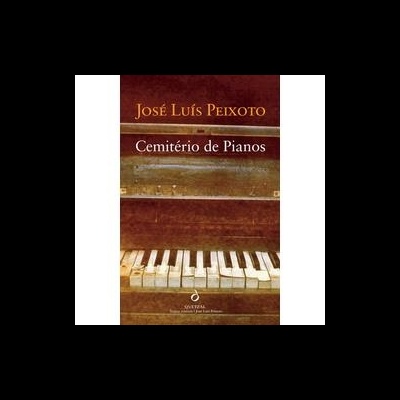 Capa de livro com título Cemitério de Pianos e autor José Luís Peixoto sobre fundo de piano envelhecido