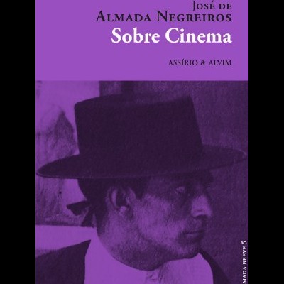 Capa de livro 'Sobre Cinema' de José de Almada Negreiros com imagem de homem de chapéu
