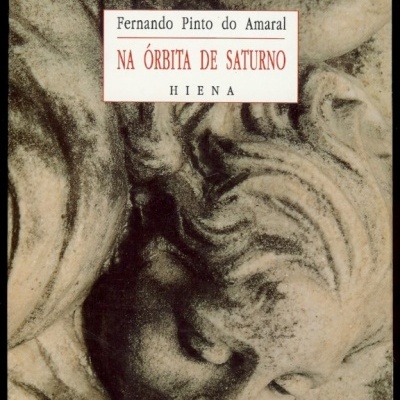 Capa de livro 'NA ÓRBITA DE SATURNO' com escultura clássica e texto