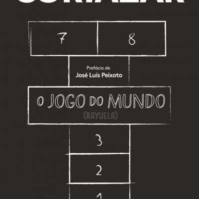 Capa de livro preto com desenho branco de jogo da macaca e texto em branco
