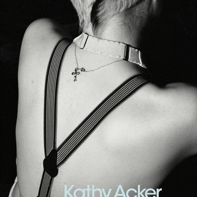 Capa de livro com fotografia preto e branco de pessoa de costas com suspensórios e colar, texto 'Kathy Acker Great Expectations'.