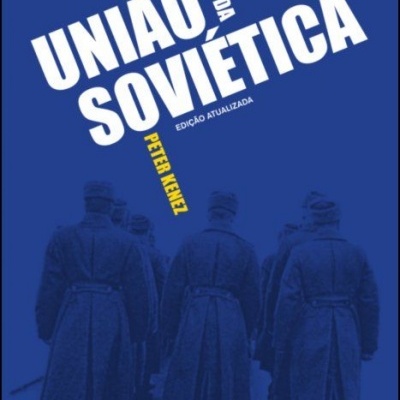 Capa de livro azul União Soviética com figuras de costas em casacos.