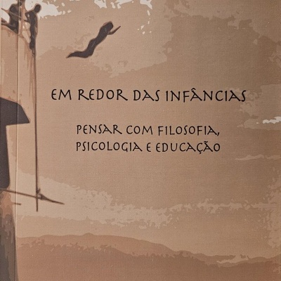 Capa de livro com texto em português e imagem de pessoas saltando no mar.