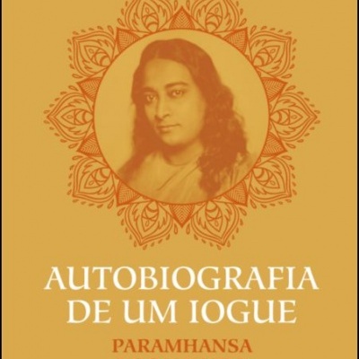 Capa de livro laranja com foto de Paramhansa Yogananda e texto do título e autor.