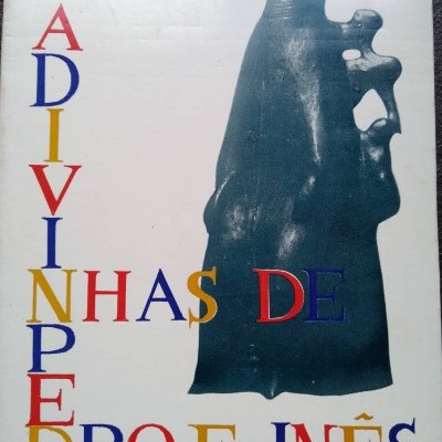 Capa do livro 'As Adivinhas de Pedro e Inês' com escultura preta ao centro e texto colorido.