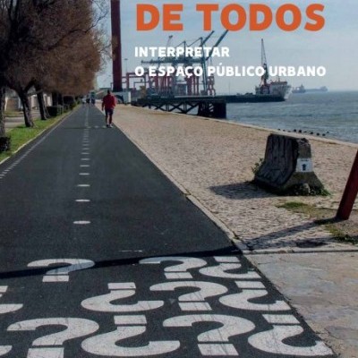 Caminho pedonal com interrogações pintadas em branco junto ao mar e texto promocional em português.