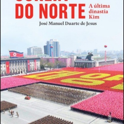 Capa de livro sobre a Coreia do Norte com desfile militar
