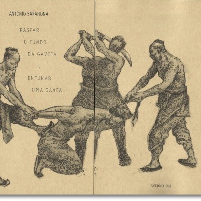 Ilustração a preto e branco com texto em português em livro aberto mostrando quatro homens a manipular um quinto homem.