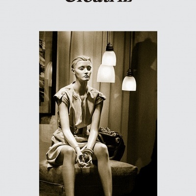 Capa do livro 'Cicatriz' de Sara Mesa com imagem a sépia de mulher sentada e lâmpadas suspensas