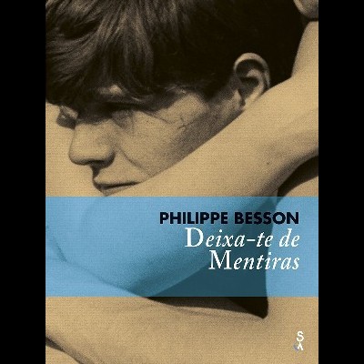 Capa do livro 'Deixa-te de Mentiras' de Philippe Besson com fotografia em tons sépia e texto em faixa azul.