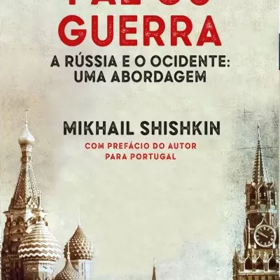 Capa de livro 'Paz ou Guerra' de Mikhail Shishkin com imagens de edifícios russos históricos ao fundo