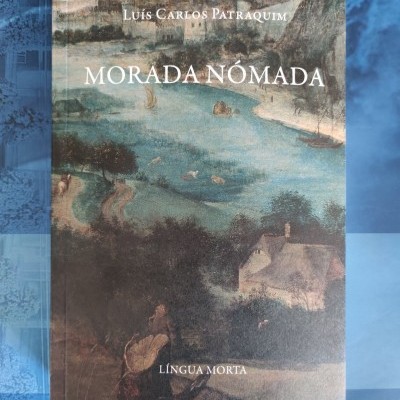 Capa de livro com pintura de paisagem e texto em branco