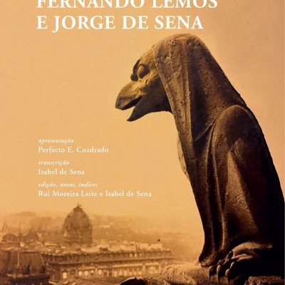 Capa de livro com gárgula em pedra e texto branco sobre fundo urbano suave