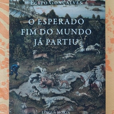 Livro O ESPERADO FIM DO MUNDO JÁ PARTIU por ÉGITO GONÇALVES com capa ilustrada de cena de caça