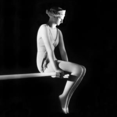 Capa de livro com escultura feminina sentada e texto do título e autor