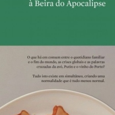 Capa de livro verde e bege com título e texto, e prato com ovo estrelado e bacon.