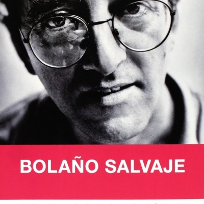 Capa do livro Bolaño Salvaje com foto em preto e branco, texto em vermelho e selo indicando segunda edição ampliada com DVD.