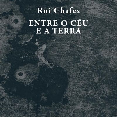 Capa de livro cinzenta com texto branco ENTRE O CÉU E A TERRA