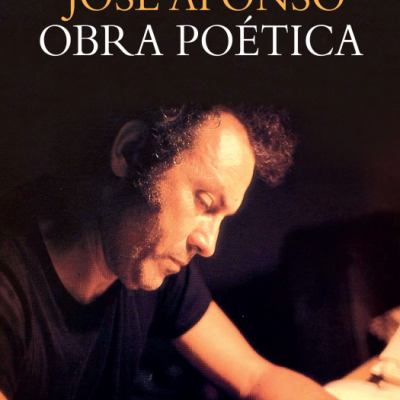 Capa de livro de poesia com fotografia de homem escrevendo