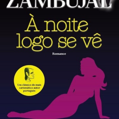 Capa do livro 'À noite logo se vê' de Mário Zambujal com silhueta rosa de mulher reclinada e selo amarelo