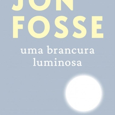 Capa de livro azul claro com texto JON FOSSE, uma brancura luminosa e cavalo de ferro