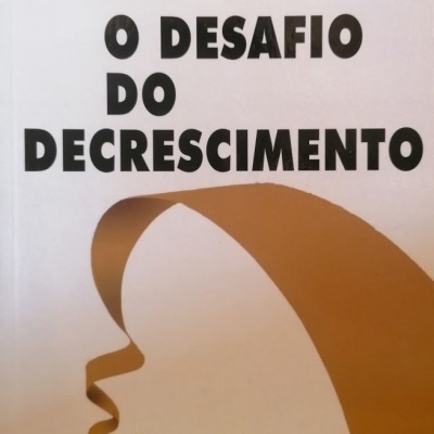 Capa de livro 'O DESAFIO DO DECRESCIMENTO' de Serge Latouche com design gráfico em castanho e preto