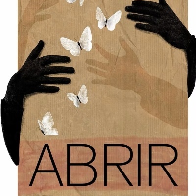 Pôster texturizado com mãos negras em luvas, borboletas brancas e texto ABRIR ABRAÇOS.